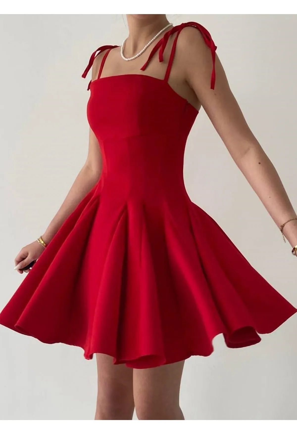 Kadın Atlas Kumaş Ince Askılı Önü Pens Detaylı Prenses Kesim Kırmızı Elbise