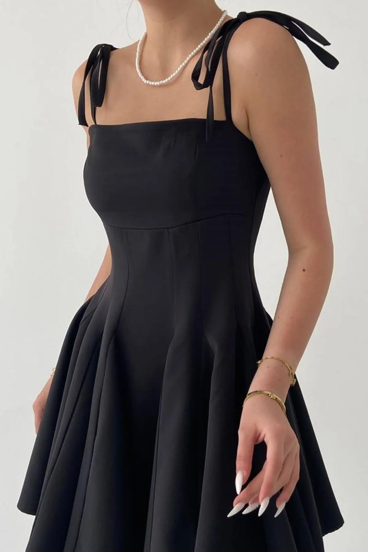 Kadın Atlas Kumaş Ince Askılı Önü Pens Detaylı Prenses Kesim Siyah Elbise