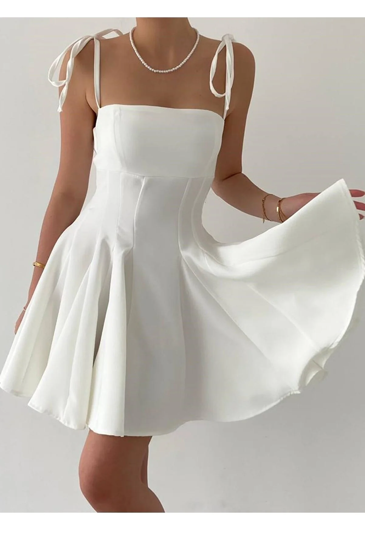 Kadın Atlas Kumaş Ince Askılı Önü Pens Detaylı Prenses Kesim Beyaz Elbise